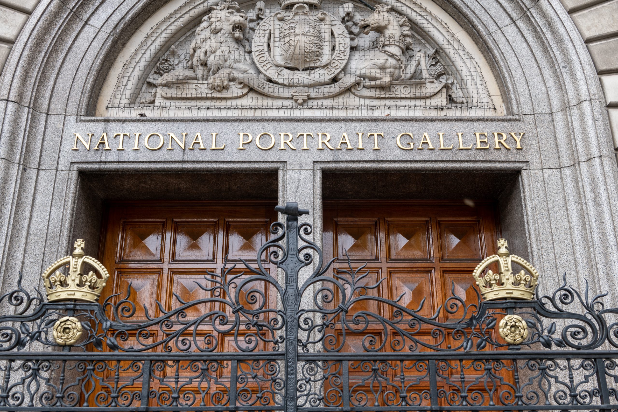 Detail of the entrance and door of the National Portrait Gallery.